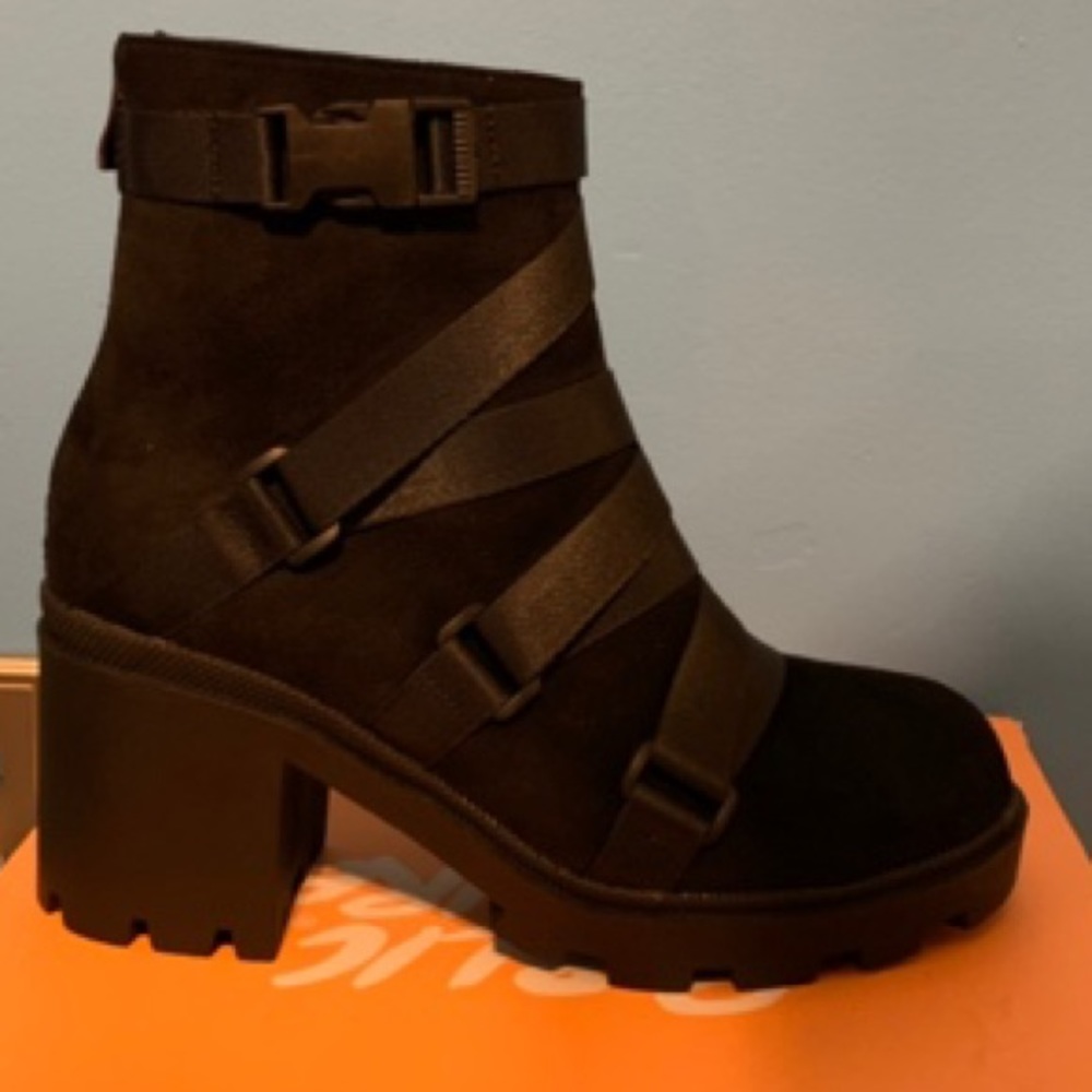 Heeled black bootie